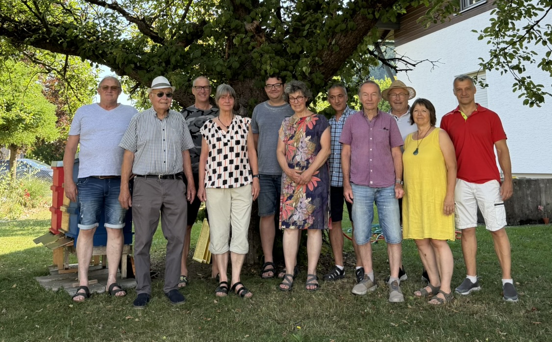 Traditionelle Standschau mit bunten Bienenstöcken