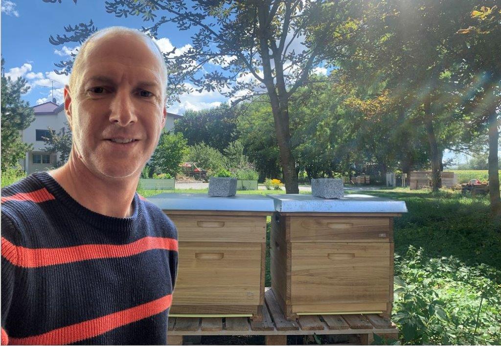 Wolfgang Schmidbauer vor Bienenstöcken